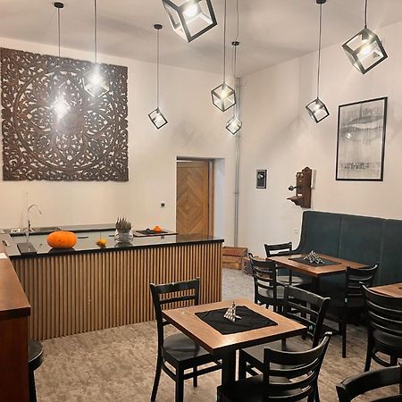 The Old Townhouse Aparthotel Krosno Bagian luar foto