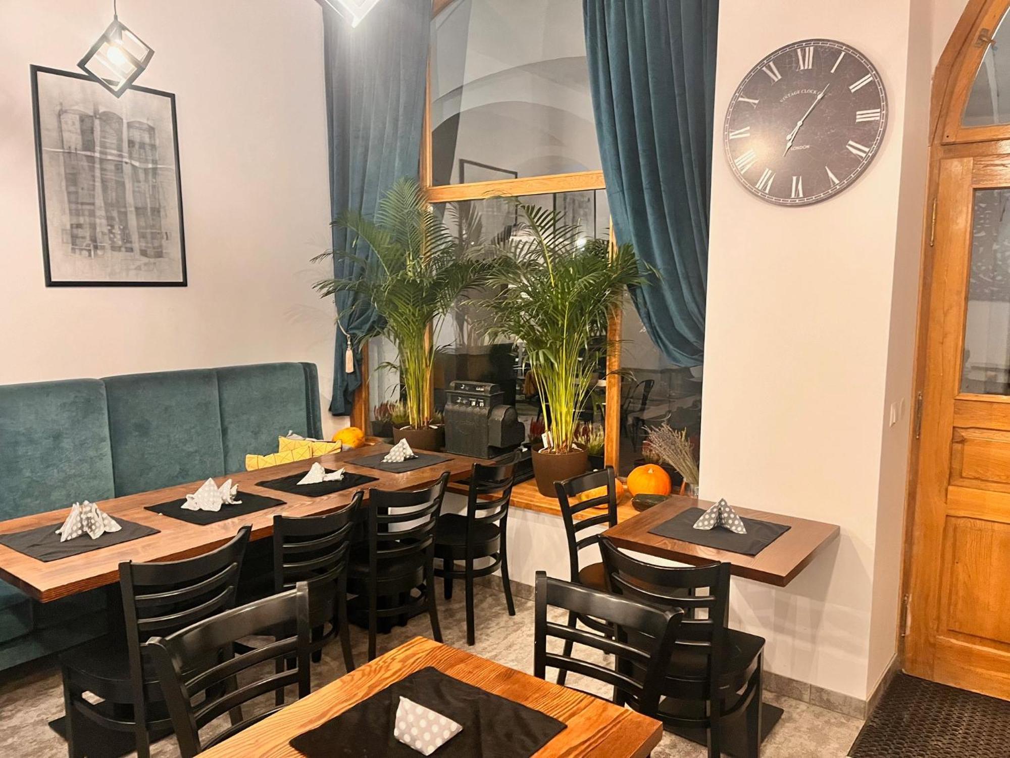 The Old Townhouse Aparthotel Krosno Bagian luar foto